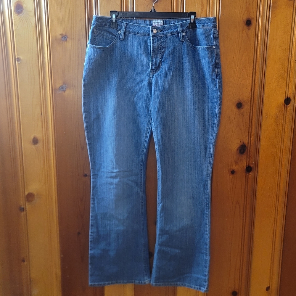 WOMEN'S NO BOUNDRIES JEANS.